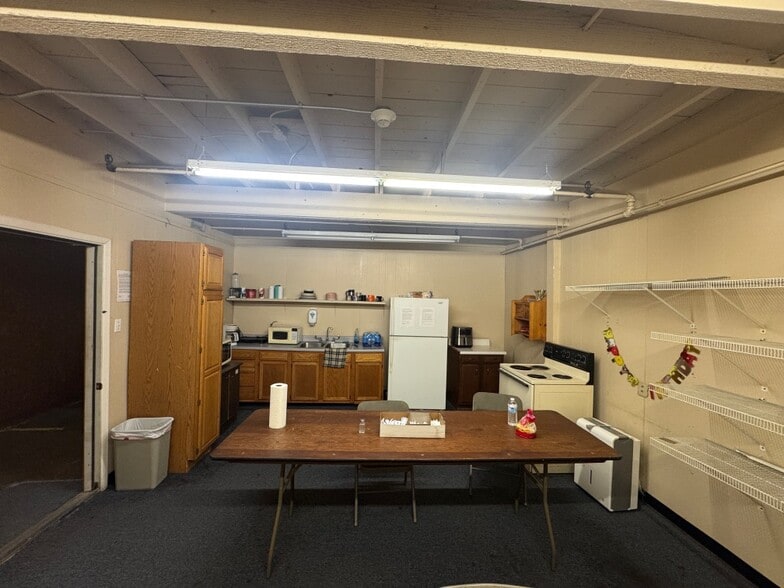 More Photos Of 1050 Detroit Ave, Nederland Distribution For Lease