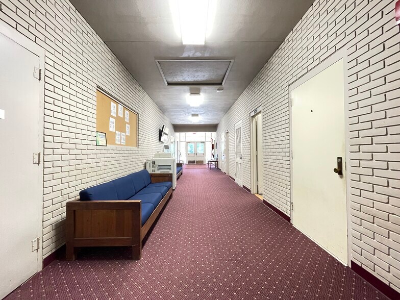 More Photos Of 1001 NE 16th Ave, Gainesville Religious Facility For Lease