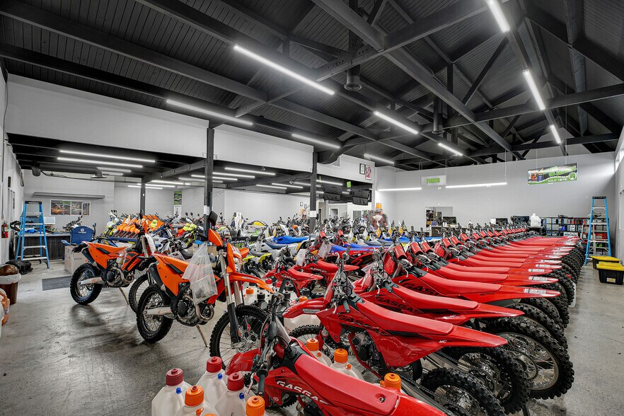 More Photos Of 993 NE Kane Dr, Gresham Freestanding For Sale