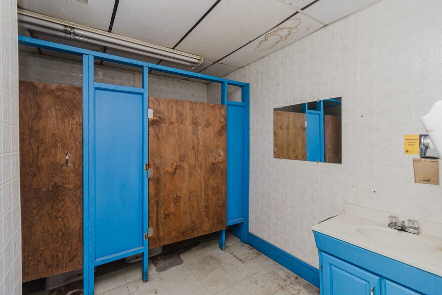 More Photos Of 1015 S Meridian Ave, Wichita Auto Repair For Sale