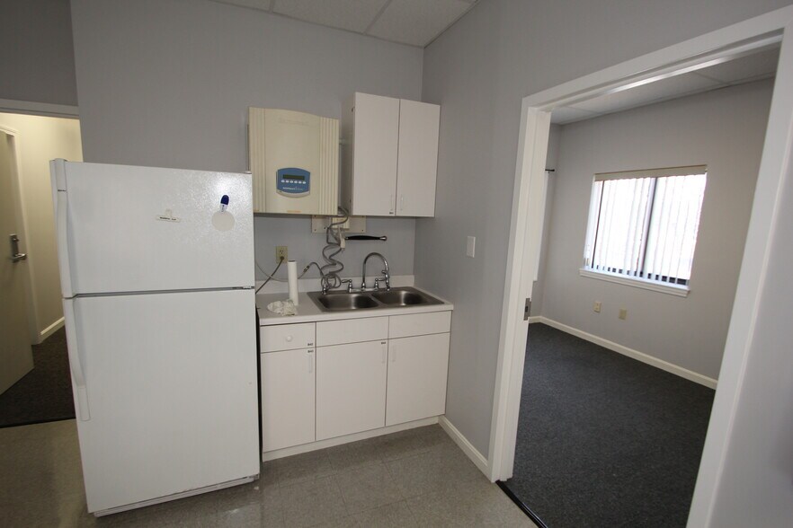 More Photos Of 87 Main St, North Reading Light Manufacturing For Sale