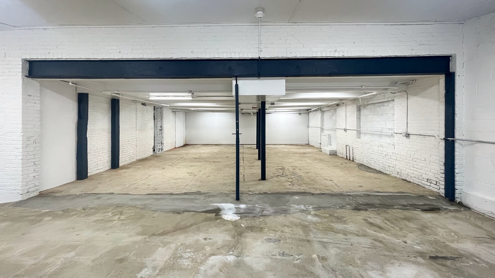 More Photos Of 554 Main St, Oakville Storefront Retail Office For Lease