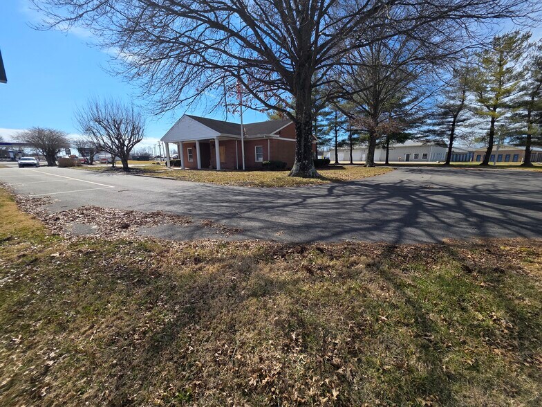 More Photos Of 10 Merritt St, Lucasville Bank For Lease