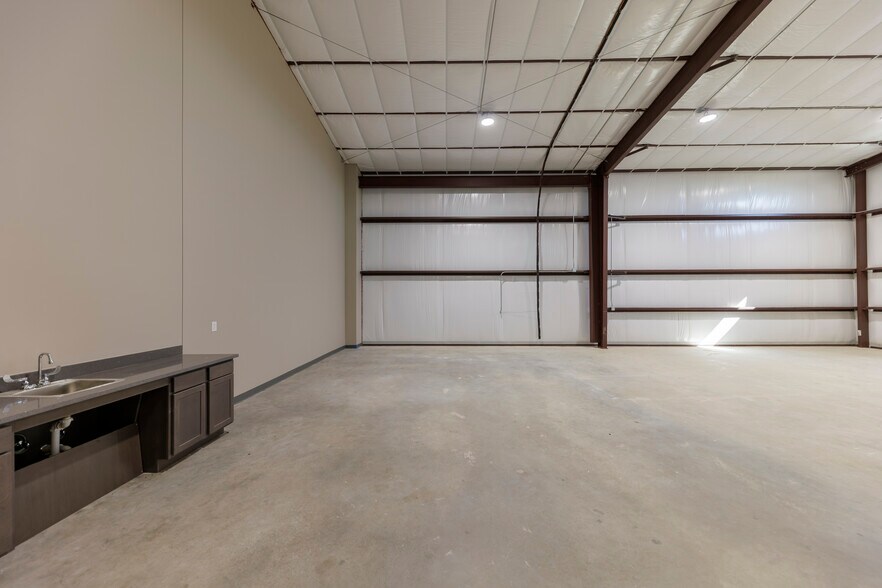 More Photos Of 6451 Silver Saddle Rd, Fort Worth Warehouse For Lease