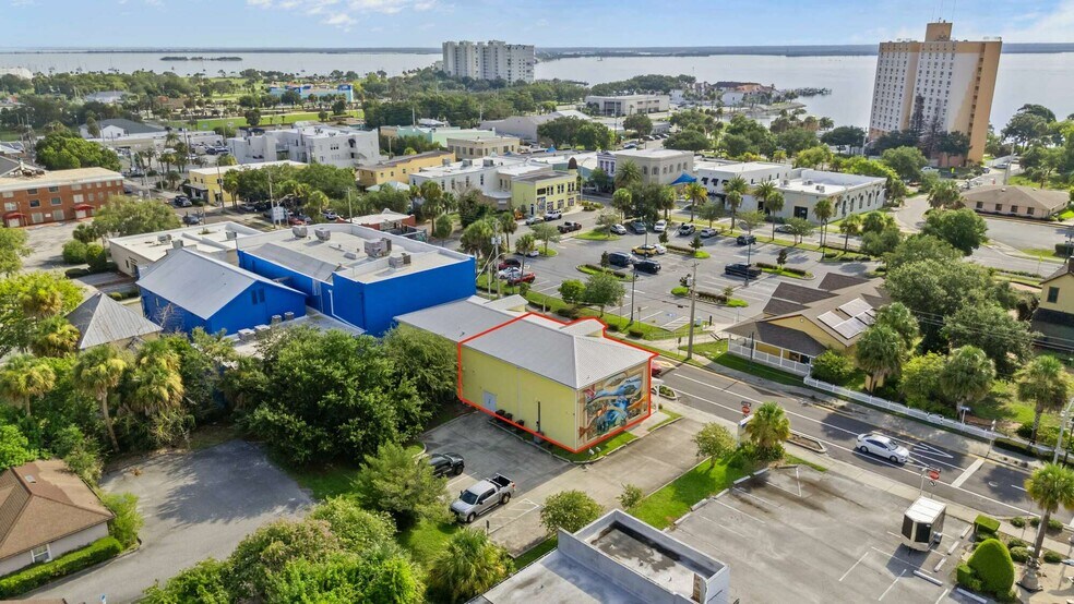 More Photos Of 410 S Hopkins Ave, Titusville Storefront For Lease