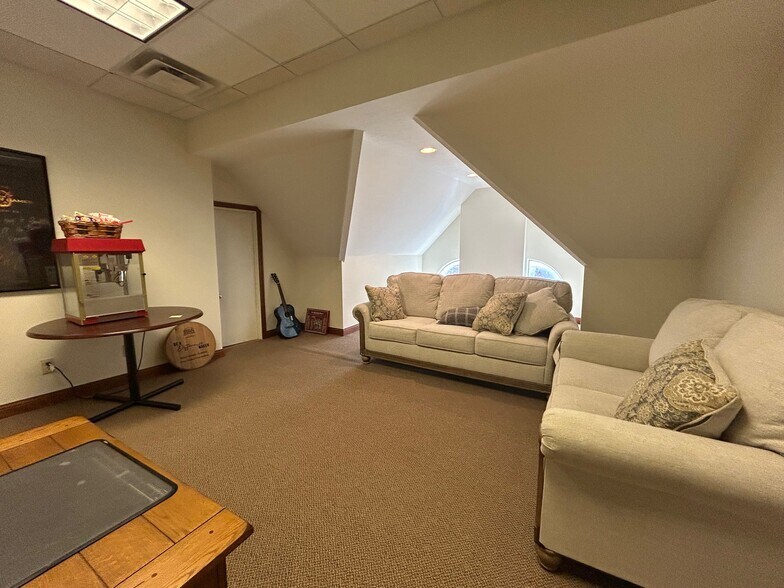 More Photos Of 520 N Walnut St, Bloomington Office For Lease