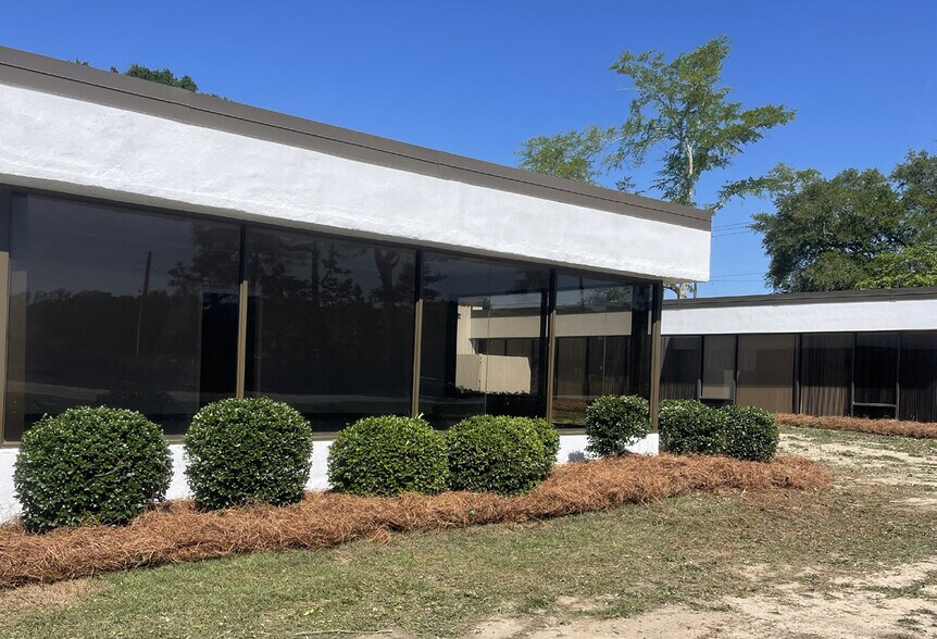 More Photos Of 999 Harbor Dr, West Columbia Warehouse For Sale