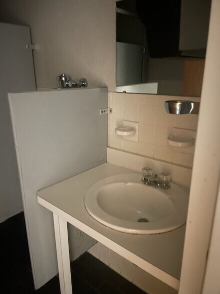 More Photos Of 446 Edwards Ave, Calverton Flex For Lease