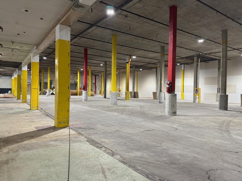 More Photos Of 3900 W Coachman Ave, Tampa Warehouse For Lease