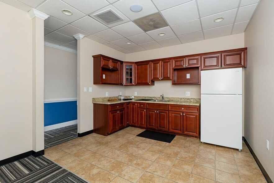 More Photos Of 100 Industrial Dr, Fredericksburg Showroom For Sale