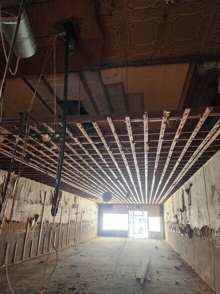 More Photos Of 125 W Main St, Ardmore Storefront For Lease