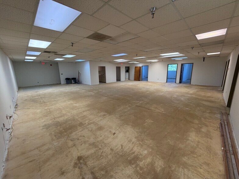 More Photos Of 355 Hiatt Dr, Palm Beach Gardens Showroom For Lease