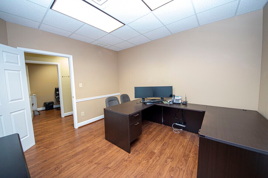 More Photos Of 303 Middletown Pky, Louisville Office For Lease