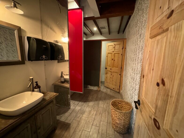 More Photos Of 1827 Hope St, Los Angeles Warehouse For Lease