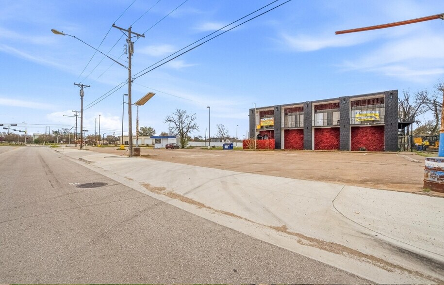 More Photos Of 2908 11th St, Dallas Office For Sale