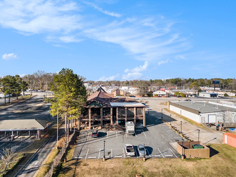 More Photos Of 1105 Main St, Forest Park Freestanding For Lease