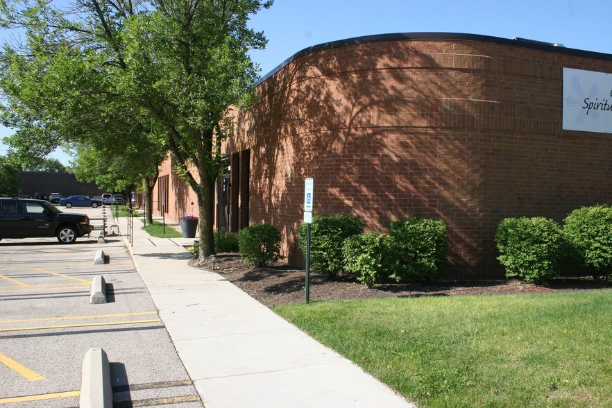 Primary Photo Of 150 E St. Charles Rd, Carol Stream Flex For Lease