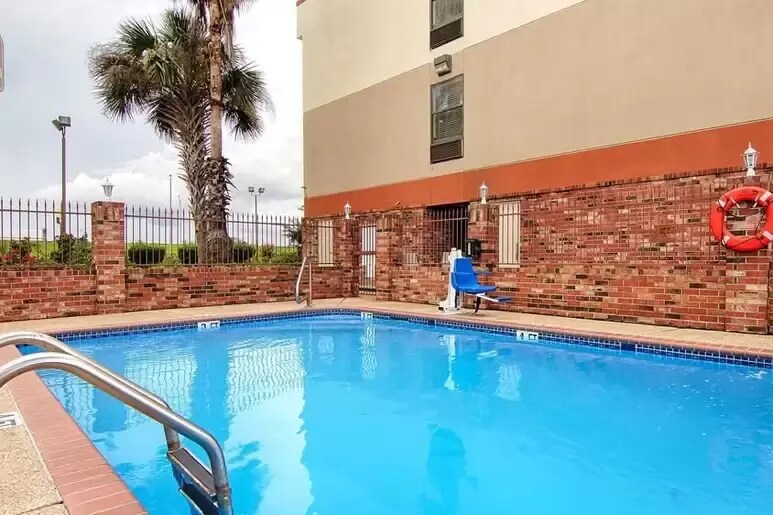 More Photos Of 1422 N Polk St, Rayne Hotel For Sale