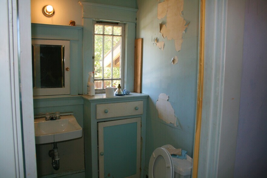 More Photos Of 6520 NE Sandy Blvd, Portland Specialty For Sale