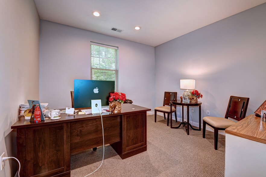 More Photos Of 10609-10611 Watterson Center Ct, Louisville Office For Sale