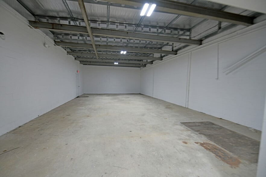 More Photos Of 205-207 Ginn St, Greenwood Service For Sale