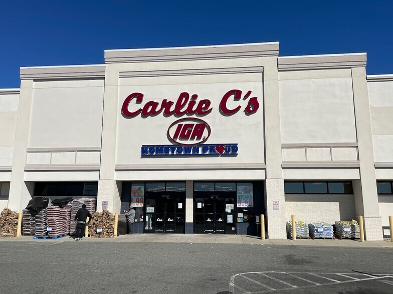 More Photos Of 807-825 Main St, Graham General Retail For Lease