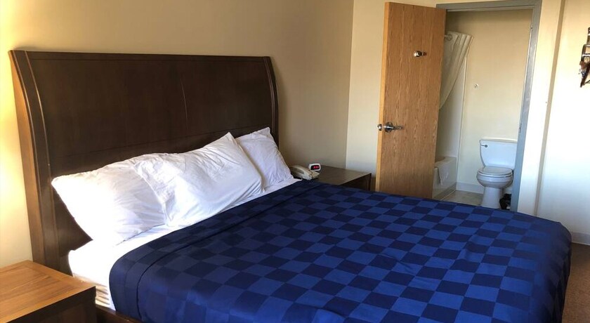 More Photos Of 711 N Center St, Shelbina Hotel For Sale