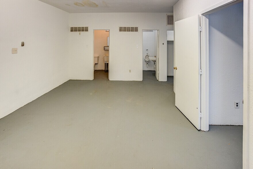 More Photos Of 302 N High St, Belleville Freestanding For Sale