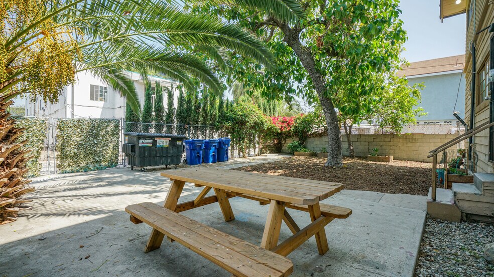 More Photos Of 2617 Jeffries Ave, Los Angeles Apartments For Sale