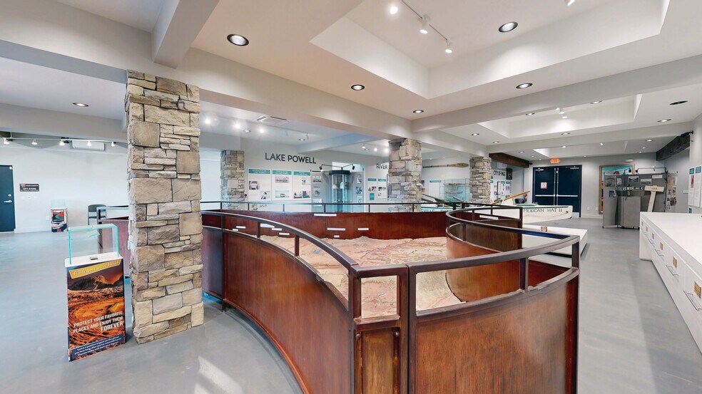 More Photos Of 6 N Lake Powell Blvd, Page Freestanding For Lease