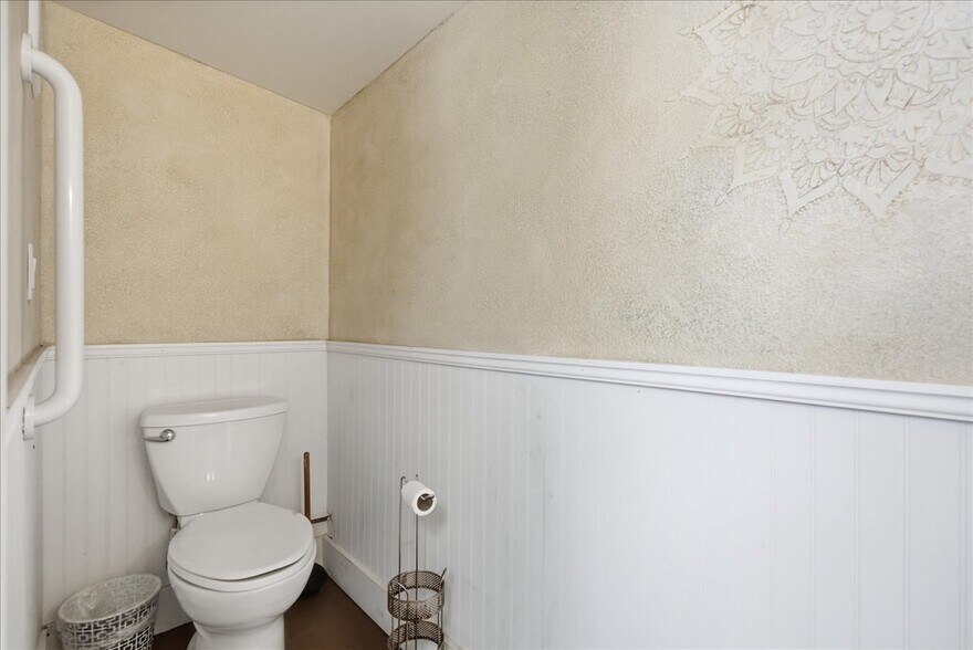 More Photos Of 145 N Market St, Wailuku Storefront Retail Residential For Lease