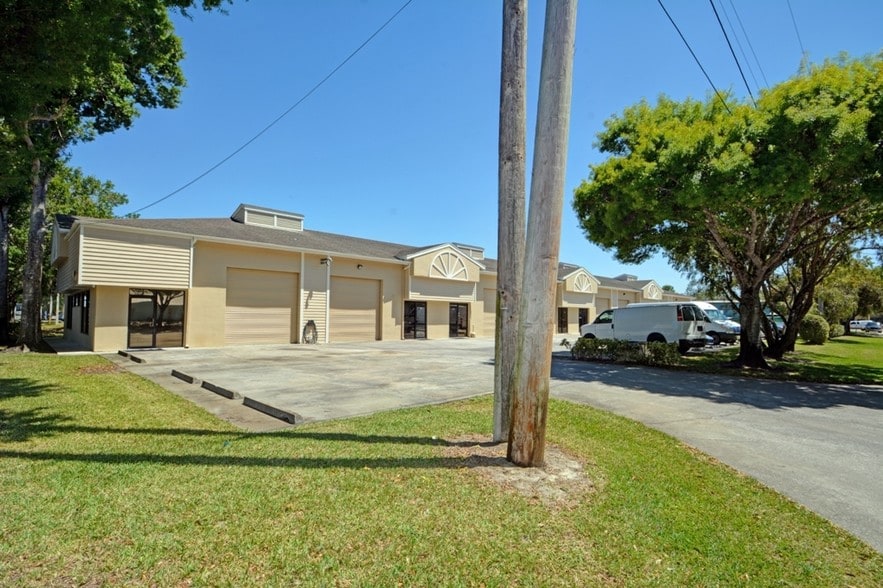 More Photos Of 920-936 36th Ct SW, Vero Beach Warehouse For Lease