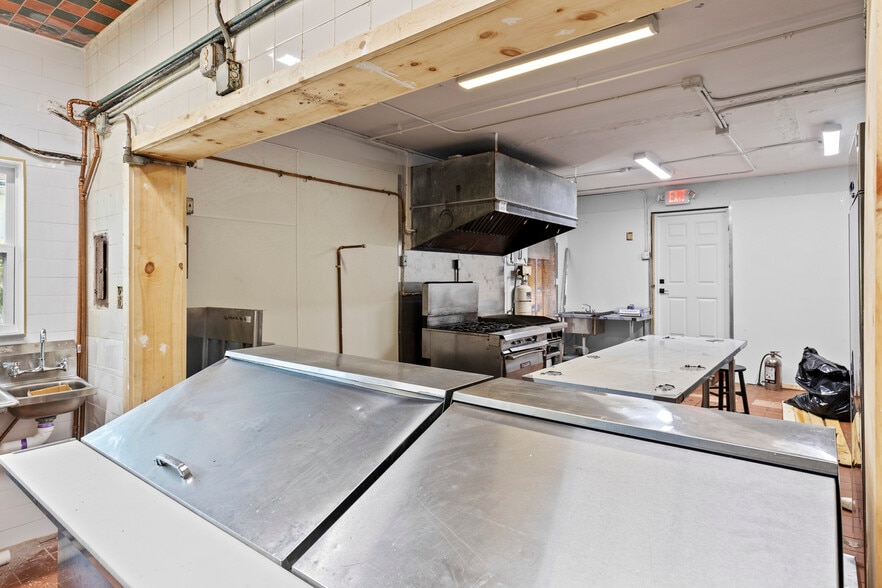 More Photos Of 7201 S Dixie Hwy, West Palm Beach Restaurant For Lease