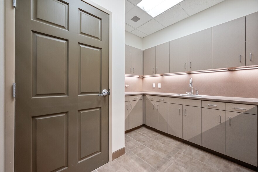 More Photos Of 6102 82nd St, Lubbock Medical For Sale