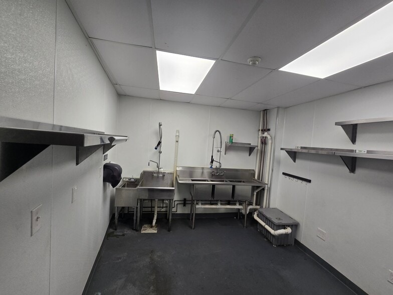 More Photos Of 4507 Lorain Ave, Cleveland Office For Lease