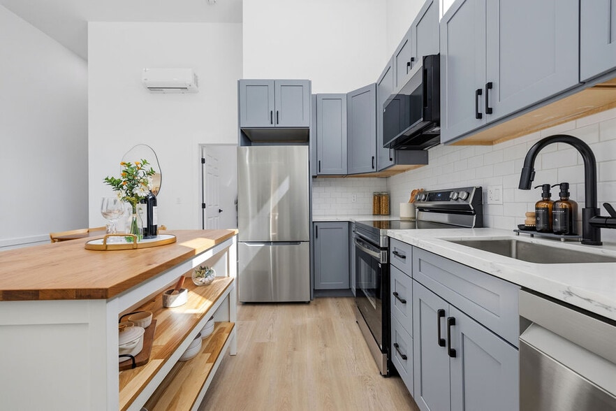 More Photos Of 2730 23rd St, San Francisco Showroom For Sale