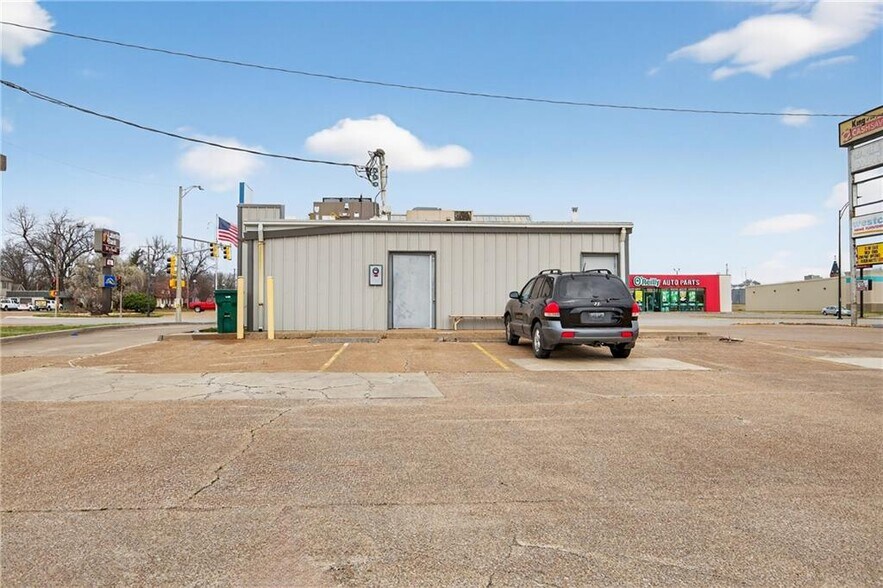 More Photos Of 2120 Main St, Parsons Fast Food For Sale