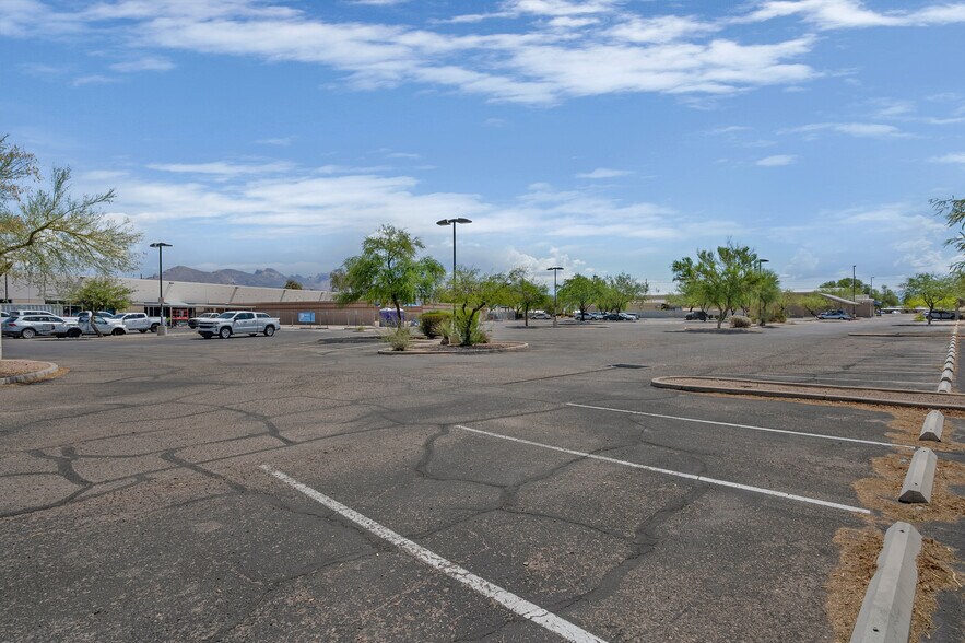 More Photos Of 1455 W River Rd, Tucson Schools For Lease