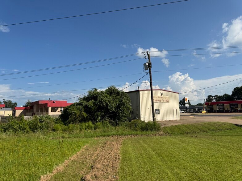 More Photos Of 1900 Crockett Rd, Palestine Storefront For Sale