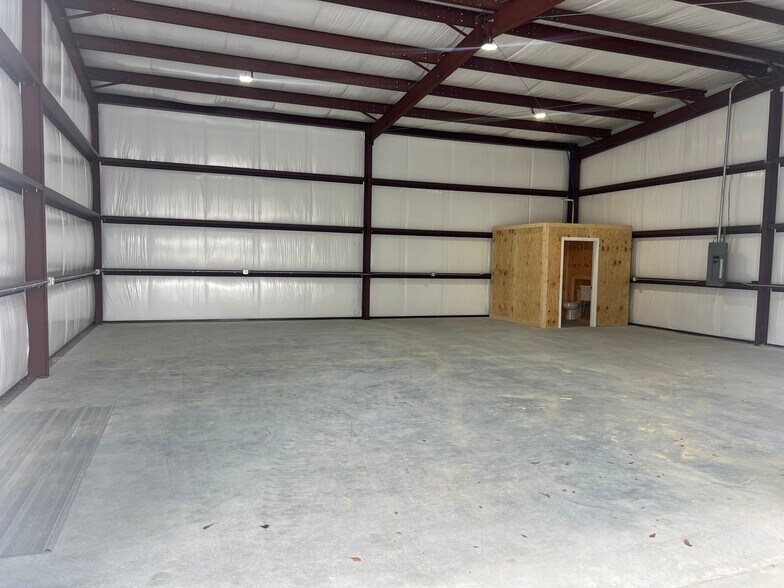 More Photos Of 201 N Palm St, Jesup Warehouse For Lease