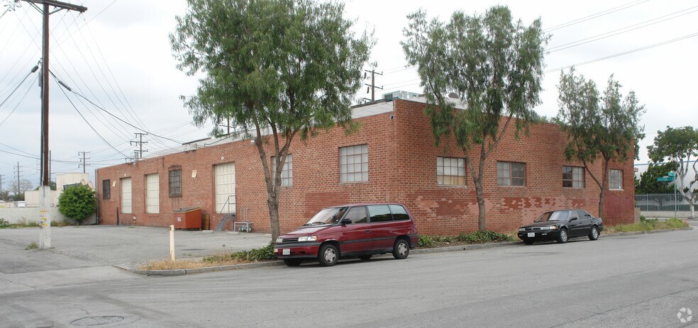 More Photos Of 5346-5356 Jillson St, Commerce Warehouse For Sale