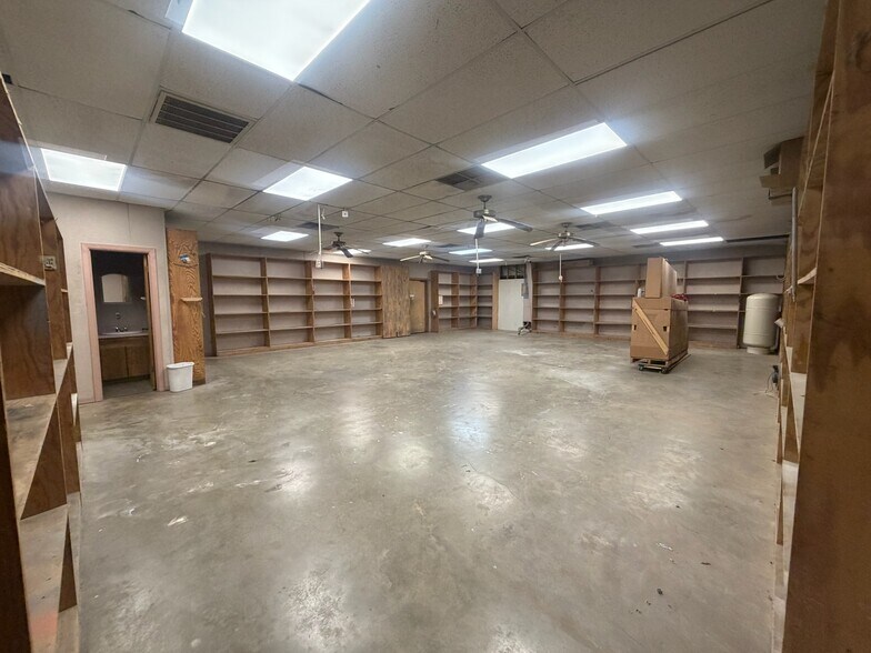 More Photos Of 115-119 Plaza W, Texarkana Warehouse For Lease
