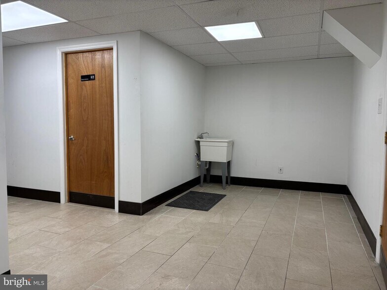 More Photos Of 801-819 Creek Rd, Bellmawr Unknown For Lease