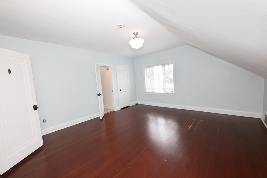 More Photos Of 12 Lotus Ave, Chester Specialty For Sale