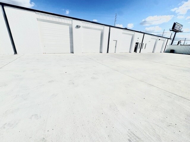 More Photos Of 5807 Star Ln, Houston Service For Lease