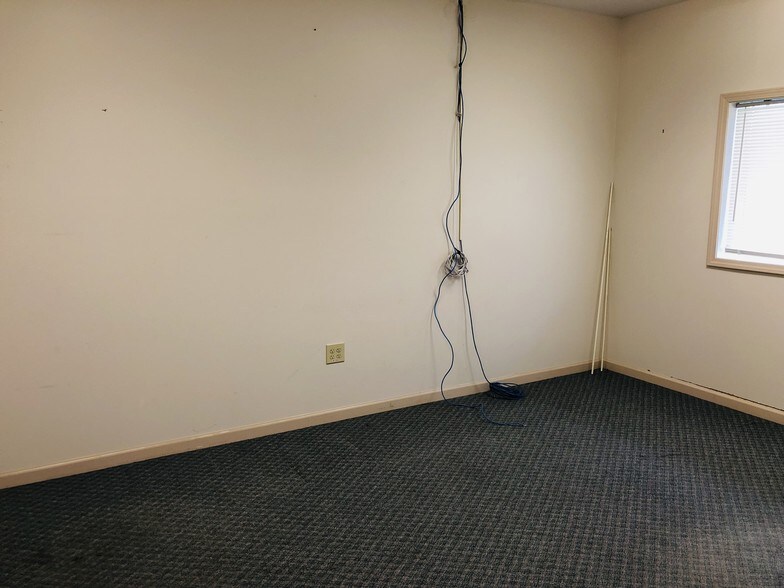 More Photos Of 120-122 W Broadway St, New Lexington Office For Lease
