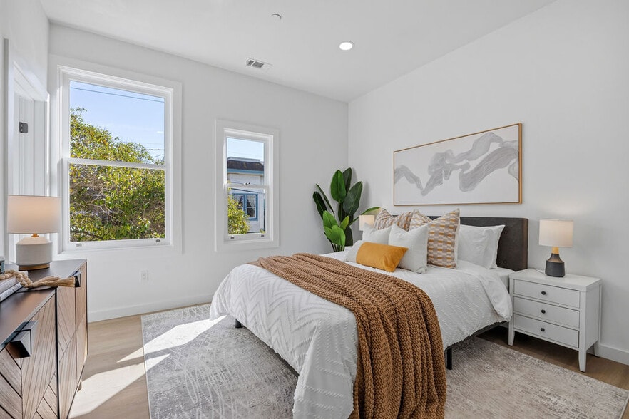 More Photos Of 2730 23rd St, San Francisco Showroom For Sale