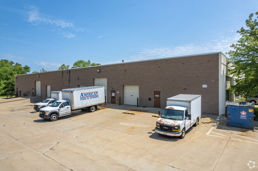 More Photos Of 1505 Corporate Woods Pky, Uniontown Flex For Lease