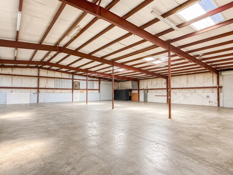 More Photos Of 1916 S Philippe Ave, Gonzales Showroom For Lease