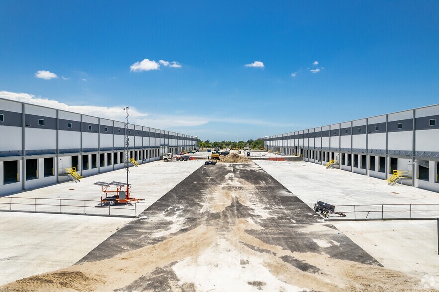 More Photos Of 830 17th St E, Palmetto Unknown For Lease